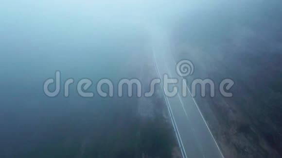 伊比利亚半岛山区浓雾中道路的神秘景色视频的预览图