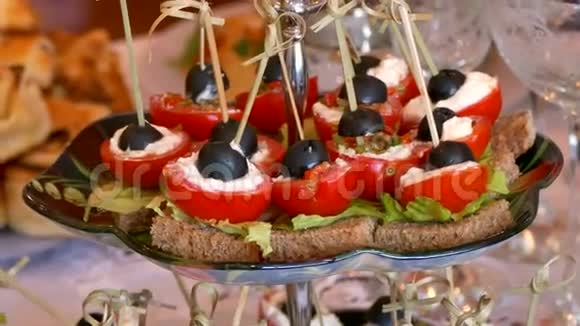 西红柿桌小吃美味的节日美餐视频的预览图