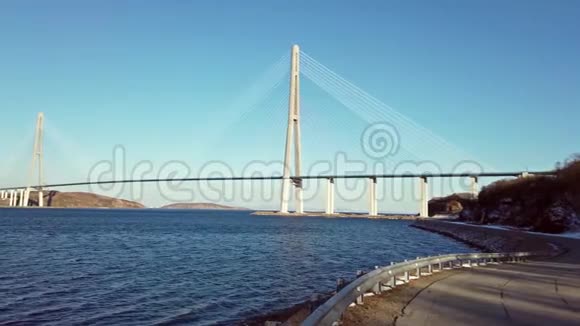 在地平线上看到俄罗斯大桥的海洋景观视频的预览图