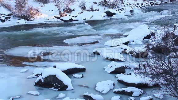 靠近日落的水上雪冰川河视频的预览图