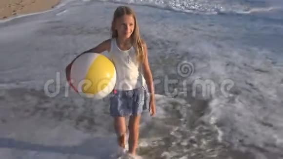 日落时分孩子们在沙滩上玩耍快乐的孩子在海边散步视频的预览图