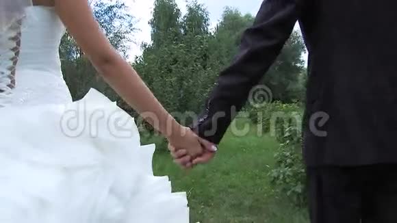 婚礼当天的白种人新娘和新郎视频的预览图