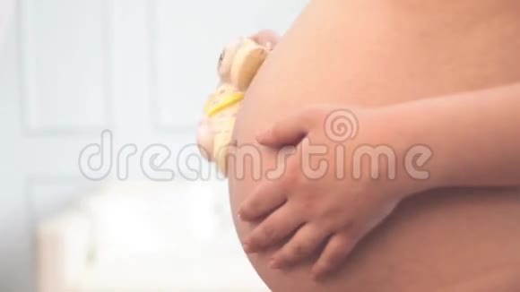 女人要生孩子了她的腹部是特写的视频的预览图