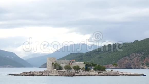 马穆拉岛附近的奥托西奇戈斯帕岛关于卢斯蒂卡蒙特视频的预览图