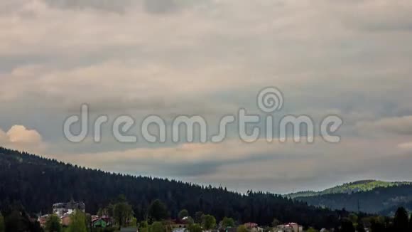 雄伟的高山景观在清晨的天空下视频的预览图