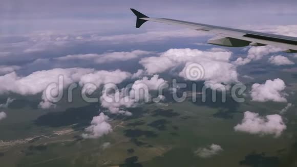 飞行飞机翼飞机云4k视频的预览图