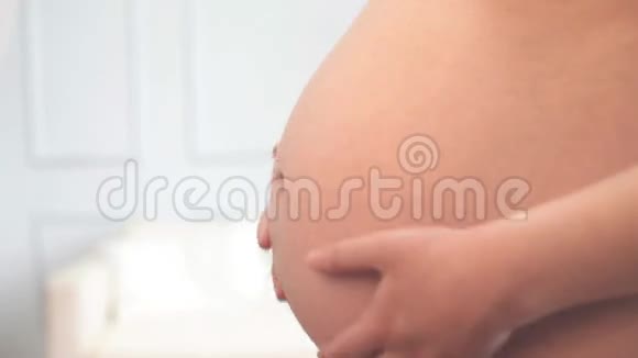 女人要生孩子了她的腹部是特写的视频的预览图