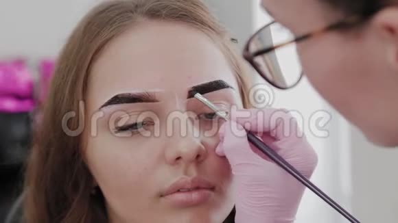 专业化妆师用指甲花画眉毛给客户视频的预览图