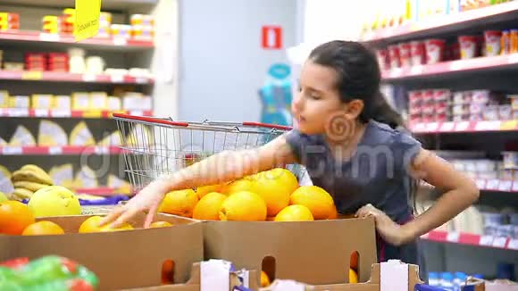 在超市买水果橘子的少女视频的预览图