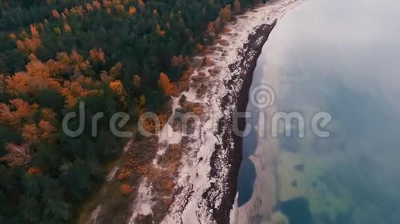 上面的鸟瞰图波罗的海沿岸在一个多云的秋日视频的预览图