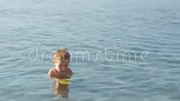 小男孩在浅海玩耍视频的预览图