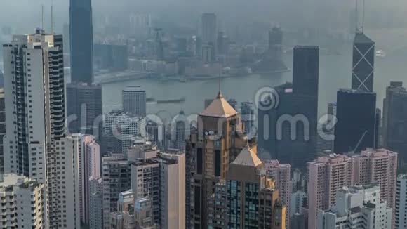 在雾蒙蒙的早晨从维多利亚峰俯瞰香港视频的预览图