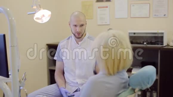 牙医和病人谈话视频的预览图