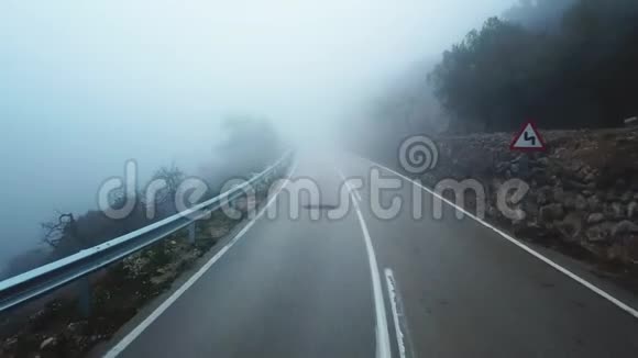伊比利亚半岛山区浓雾中道路的神秘景色视频的预览图