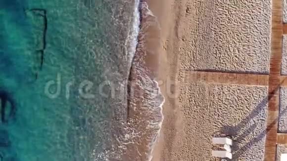 空中无人机清晨拍摄地中海海滩海滩日出视频的预览图