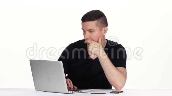 人用笔记本上网用信用卡购买白色视频的预览图