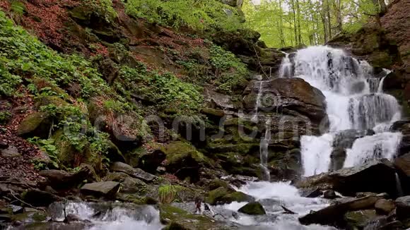 高山瀑布景观岩石上的野水流视频的预览图
