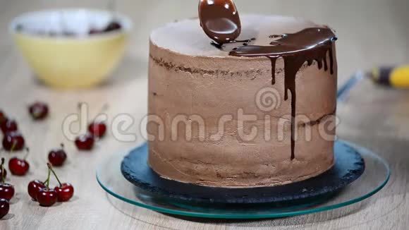 巧克力自制蛋糕液体巧克力倒在裸露的蛋糕上视频的预览图