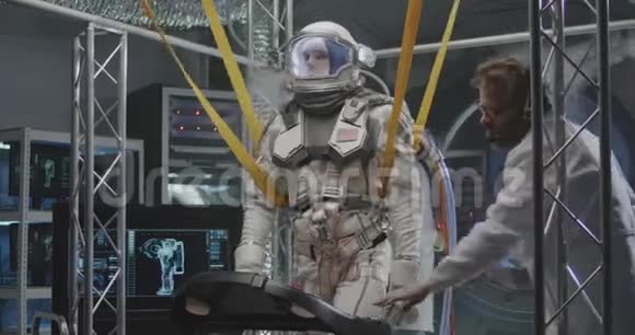在跑步机上行走的宇航员视频的预览图