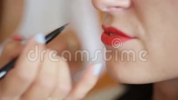 专业化妆师为模特画嘴唇视频的预览图