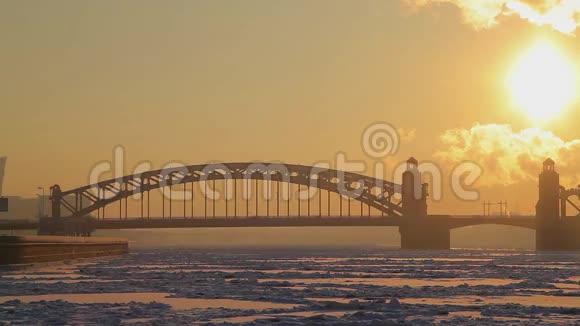 冬季冰冻河流上的公路桥视频的预览图