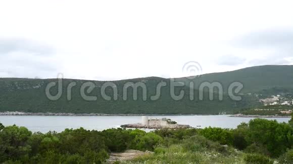 马穆拉岛附近的奥托西奇戈斯帕岛关于卢斯蒂卡蒙特视频的预览图