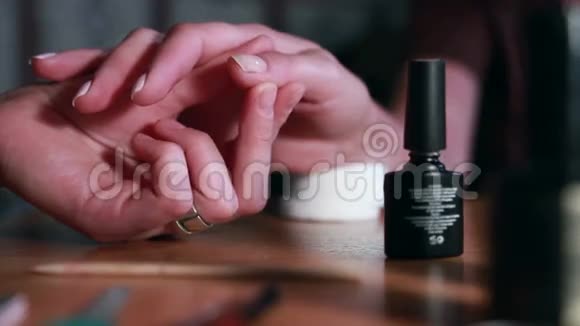 手法处理手提指甲油视频的预览图