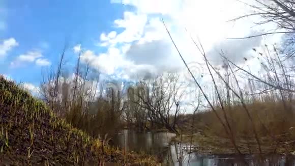 具有变焦效应的蓝天和河流的时间推移晴天视频的预览图