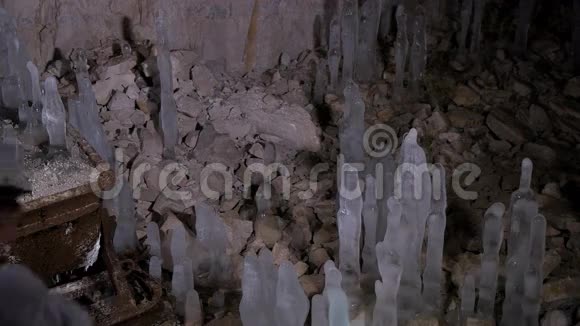 一位科学家研究洞穴中的冰石笋视频的预览图