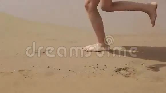 快乐的孩子沿着海滩奔跑视频的预览图