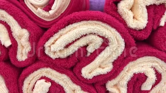 在巴厘岛商场的商店里合上五颜六色的毛巾很多毛巾视频的预览图