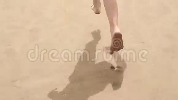 快乐的孩子沿着海滩奔跑视频的预览图