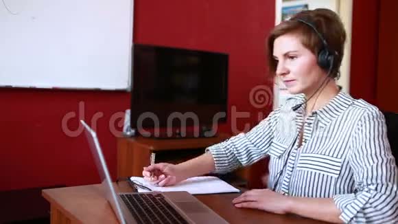 女领导在线视频咨询远程工作概念视频的预览图