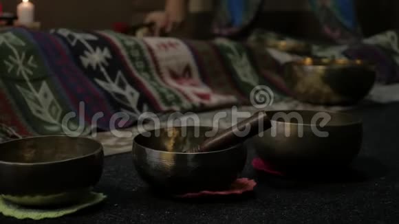 女人用藏语唱碗瑜伽教练进行冥想慢动作视频的预览图