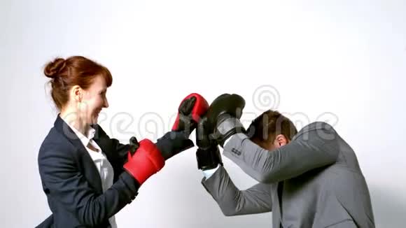 年轻女商人用拳击手套打同事视频的预览图