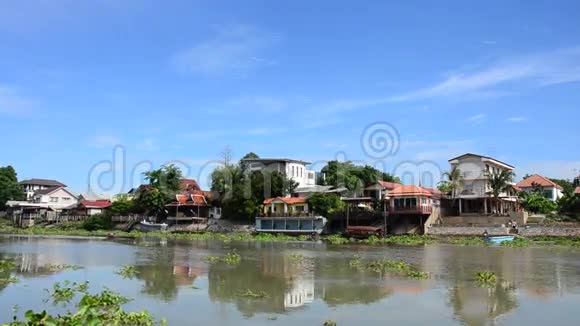 泰国AyutthayaChaoPhraya河长尾渔船视频的预览图