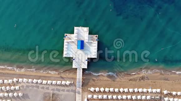 空中无人机清晨拍摄地中海海滩海滩上的日出视频的预览图