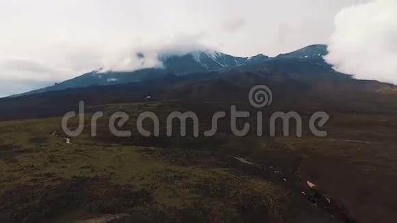空中观景台山中的全景视频的预览图