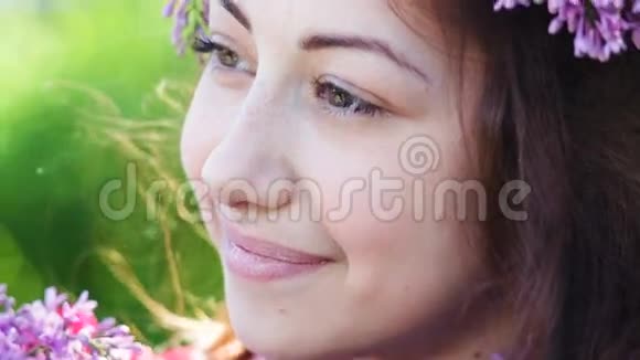 快乐的女人带着丁香花的花环视频的预览图