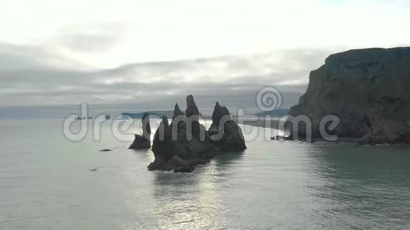 冰岛岩层鸟瞰图视频的预览图