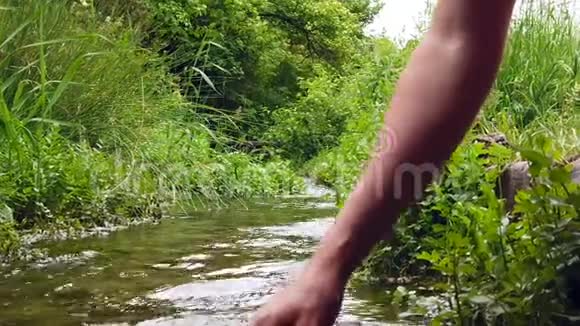 女人在河里玩耍视频的预览图