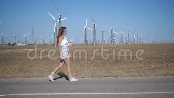 一个女孩正走在路上视频的预览图