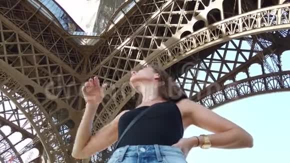 年轻的法国女人去巴黎旅行视频的预览图