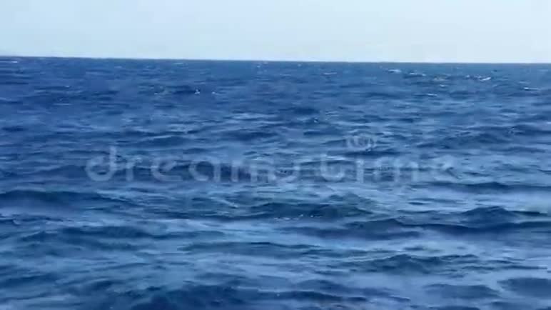 南海蓝色的波浪太阳在波浪上闪闪发光视频的预览图