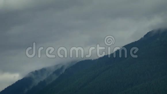 云在森林山脉上空移动时间推移视频的预览图