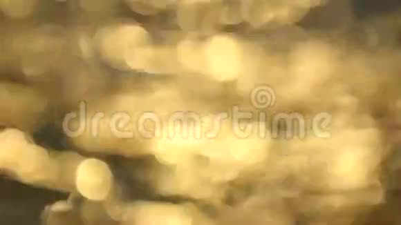 水面波光粼粼失去焦点的金色太阳光反射视频的预览图