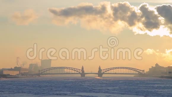 冬季冰冻河流上的公路桥视频的预览图