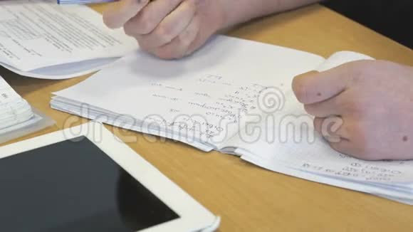 女孩在学校数学笔记本上写字视频的预览图