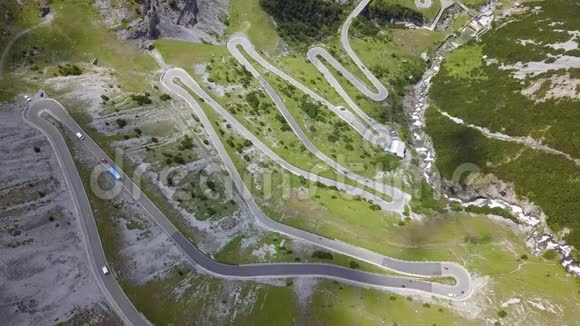 通往意大利的斯特尔维奥山口的路上上下下令人惊叹的山弯空中景色创造了美丽的形状视频的预览图