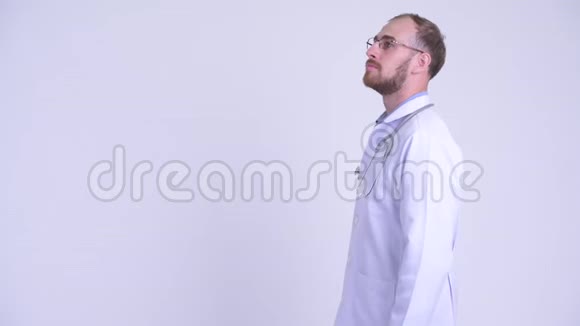 幸福胡须男医生微笑的侧影视频的预览图